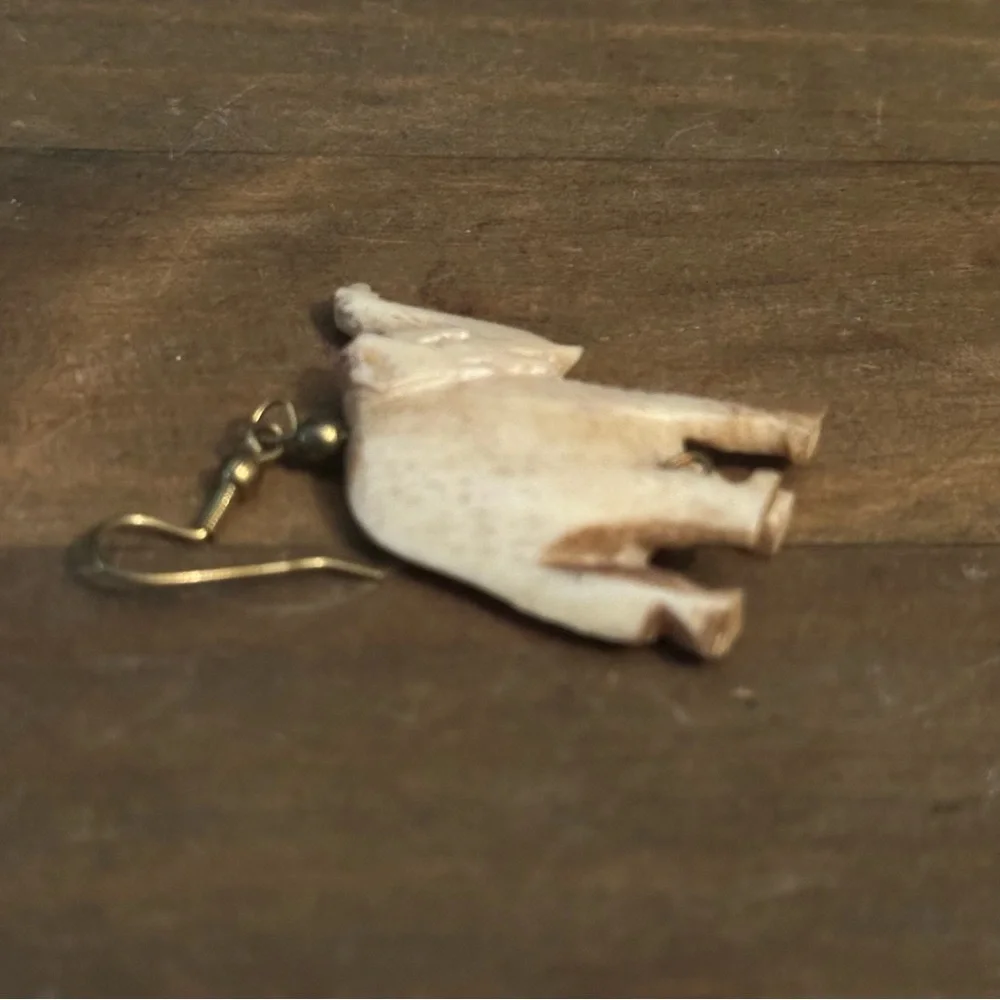 Vintage carved bone elephant dangle earrings - Picture 3 of 5